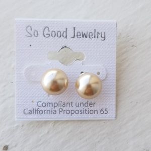 Faux pearl stud earring